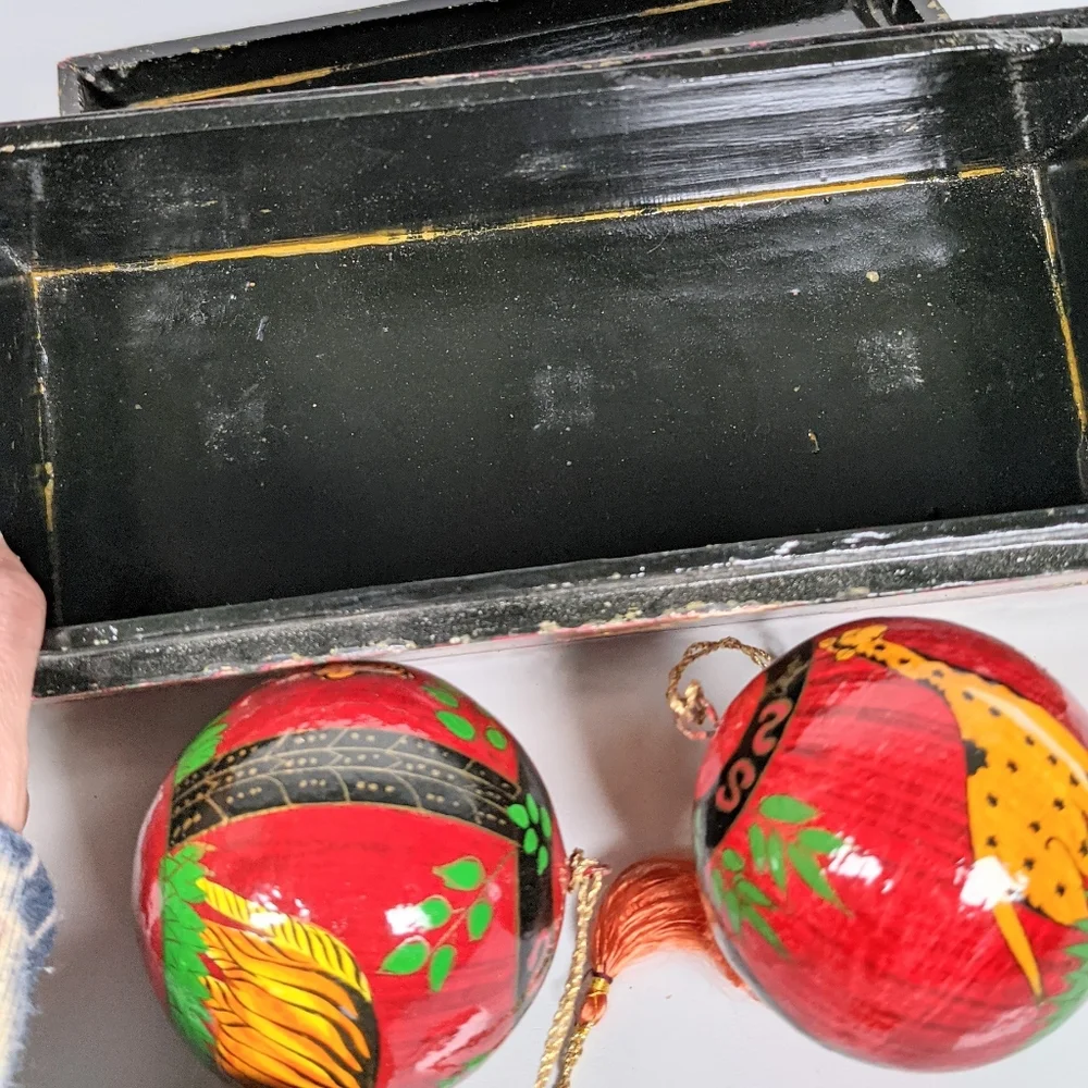 Vtg Foreside laquered hand painted ornament box
